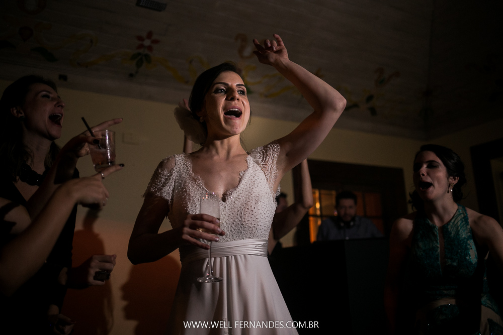 noiva feliz na sua festa de casamento