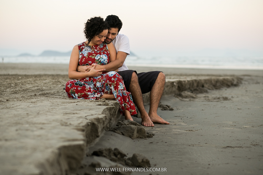 casal relaxando na praia