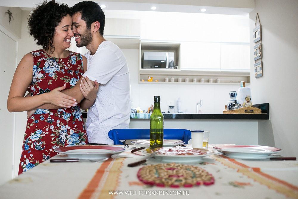 abraço romantico na cozinha