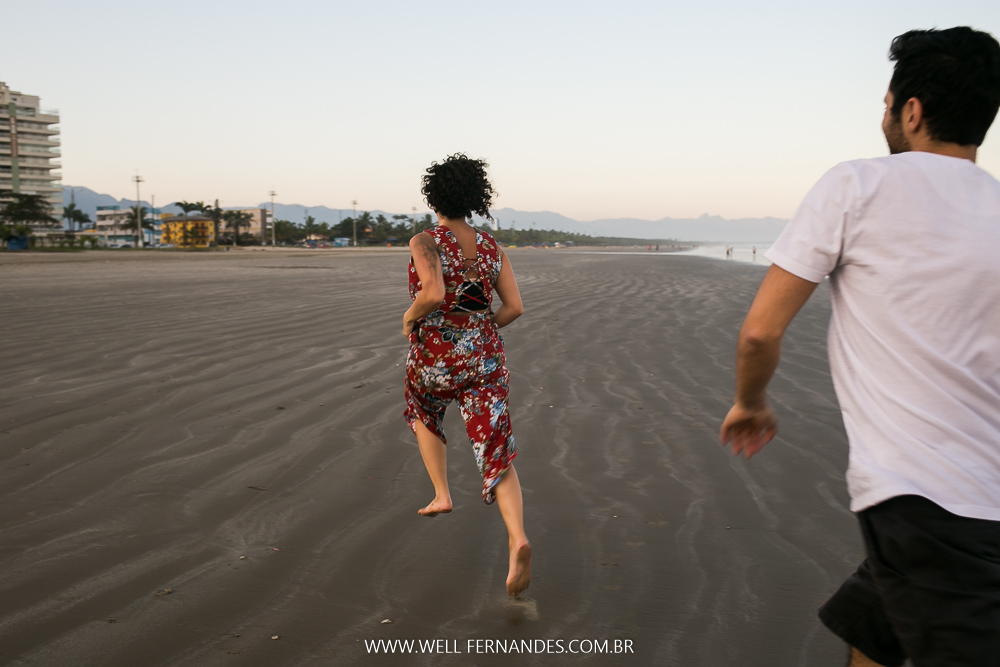 casal brincando na praia
