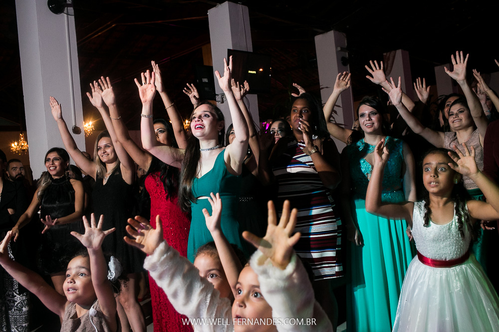 mulheres esperando para pegar o bouquet
