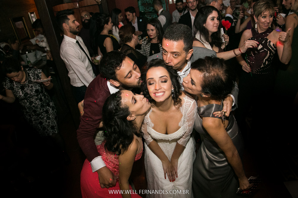 beijo na noiva em familia