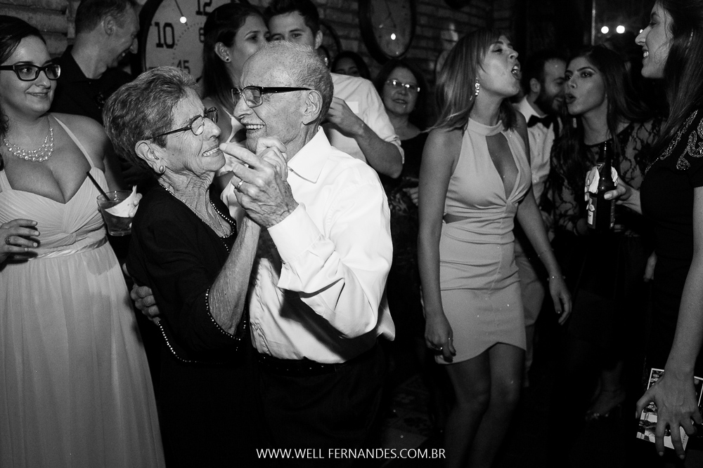 avós dançando na festa de casamento