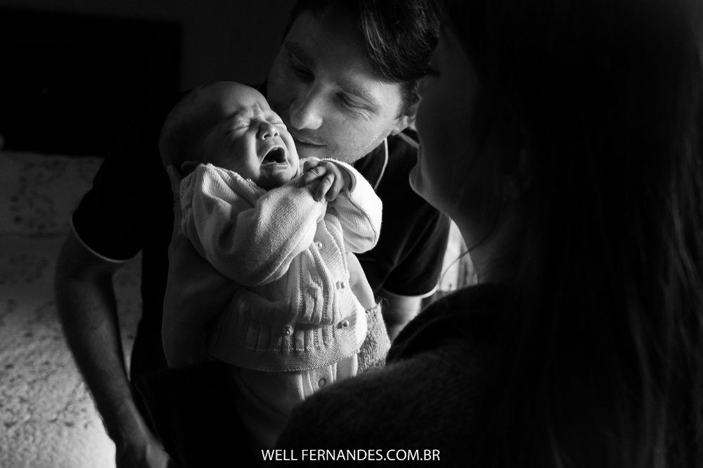 papai acalmando filha