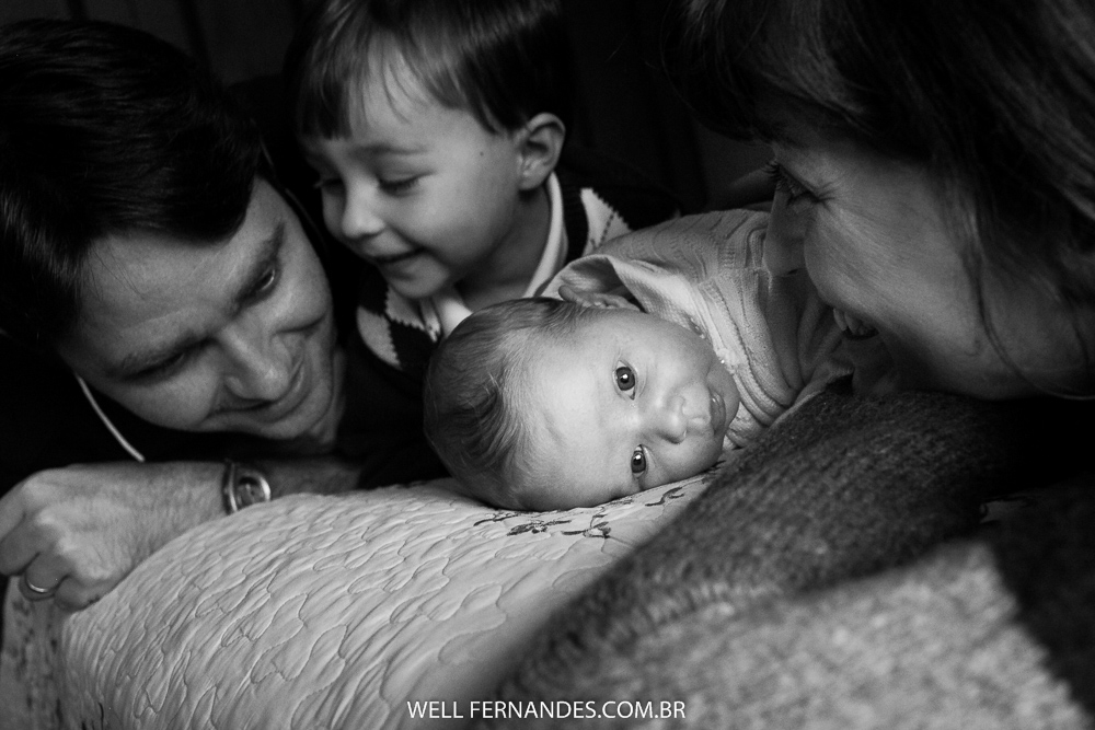 familia deitada na cama