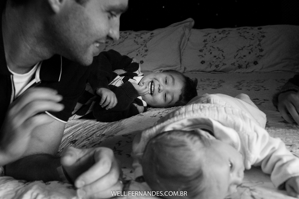 papai brincando com a filhinha