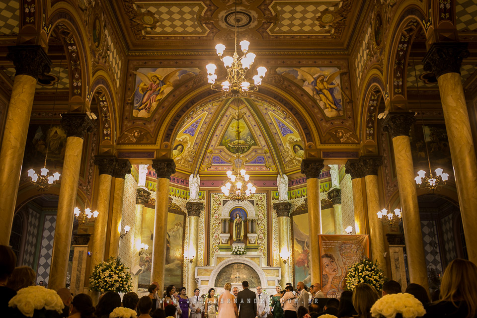 Linda cerimonia em um bela Igreja