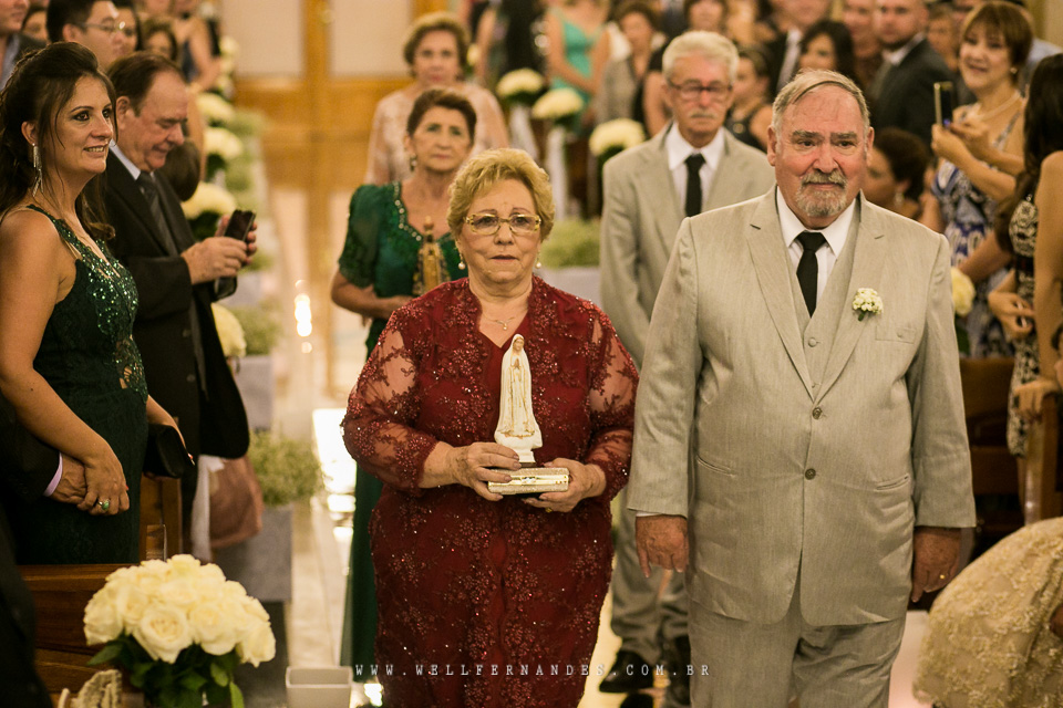 Linda cerimonia em um bela Igreja
