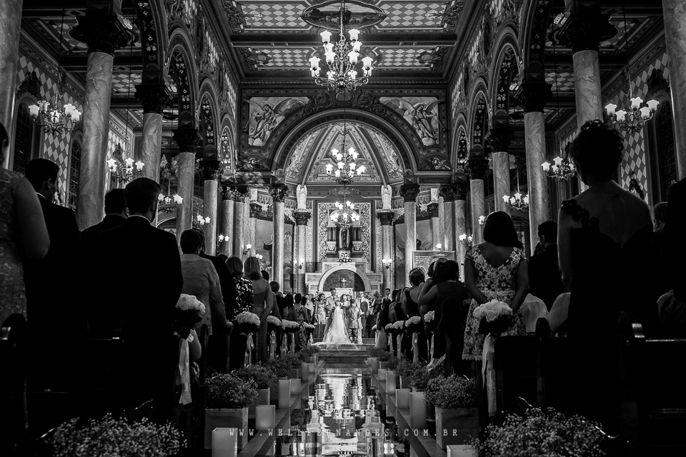 Linda cerimonia em um bela Igreja