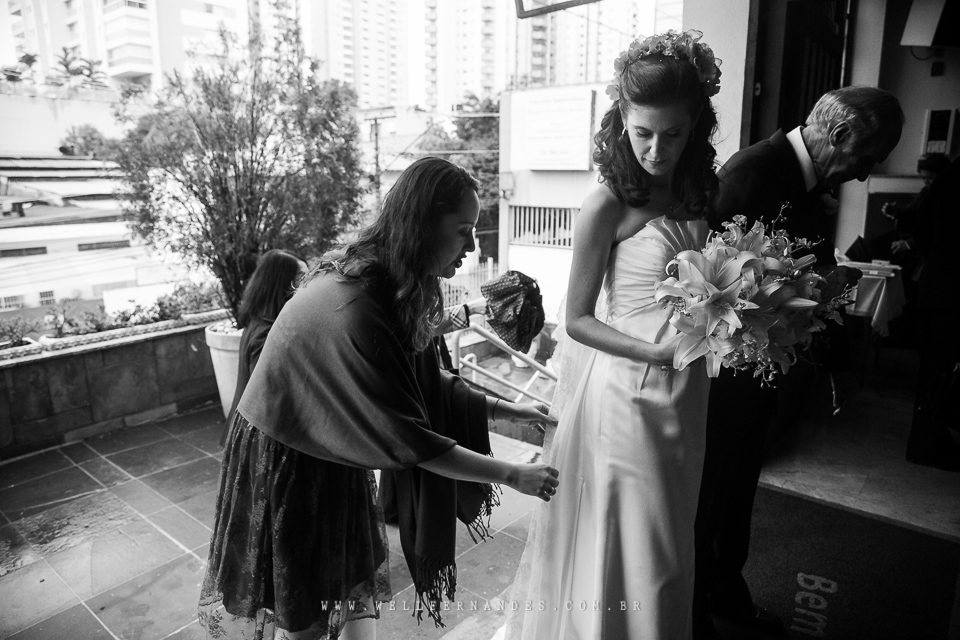 arrumando o vestido