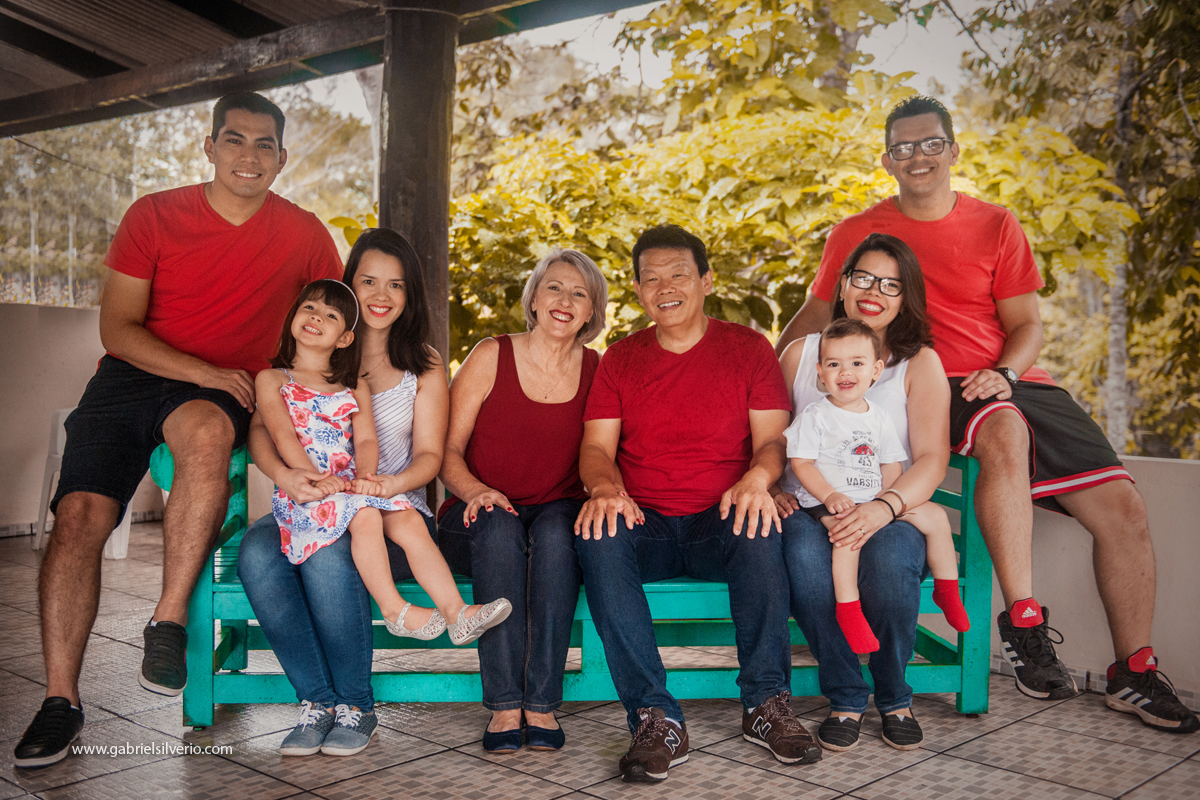 fotos-de-familias-asiaticas-familias-felizes-avós-filhos-e-netos-familia-de-camiseta-vermelha-shiokawa-por-gabriel-silvério-fotografias-vilhena-rondonia-familia-tumblr