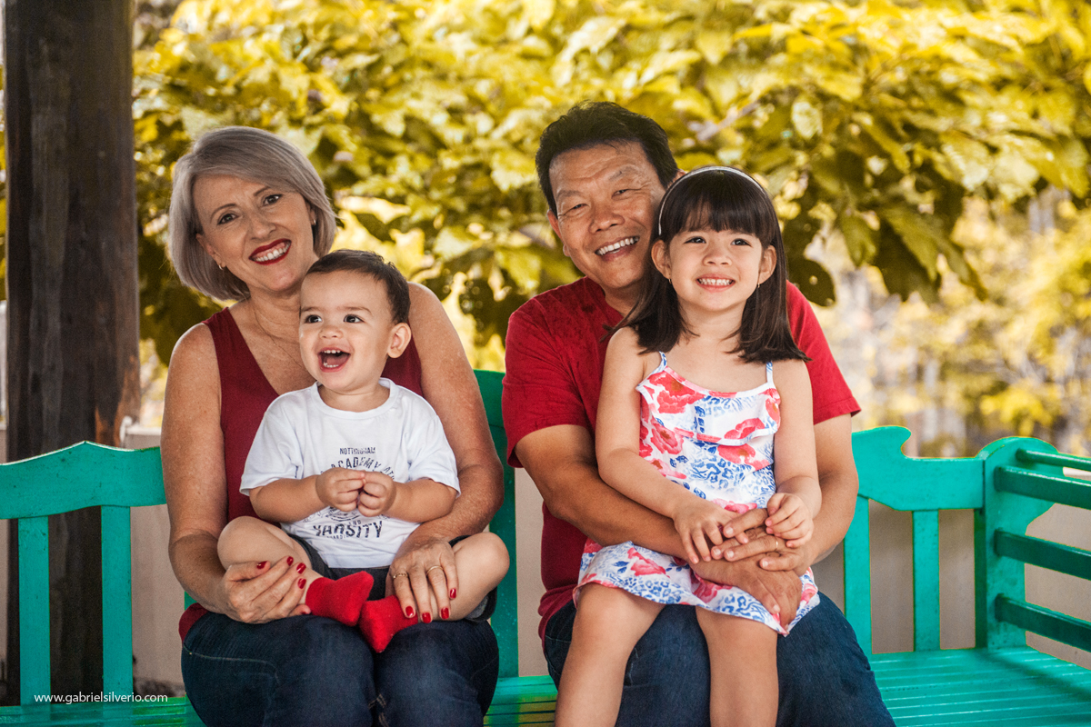 fotos-de-familias-asiaticas-familias-felizes-avós-filhos-e-netos-familia-de-camiseta-vermelha-shiokawa-por-gabriel-silvério-fotografias-vilhena-rondonia-familia-tumblr
