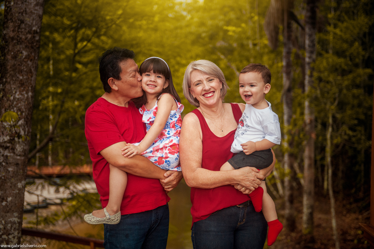 fotos-de-familias-asiaticas-familias-felizes-avós-filhos-e-netos-familia-de-camiseta-vermelha-shiokawa-por-gabriel-silvério-fotografias-vilhena-rondonia-familia-tumblr