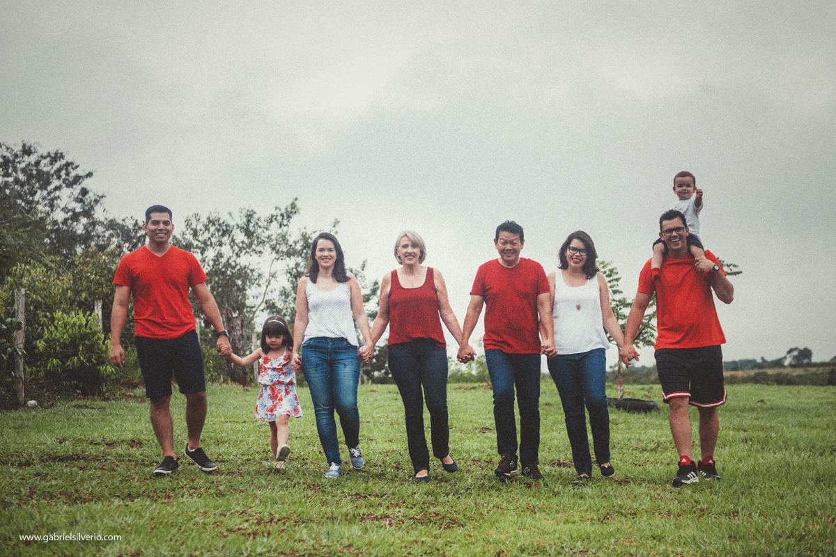 fotos-de-familias-asiaticas-familias-felizes-avós-filhos-e-netos-familia-de-camiseta-vermelha-shiokawa-por-gabriel-silvério-fotografias-vilhena-rondonia-familia-tumblr