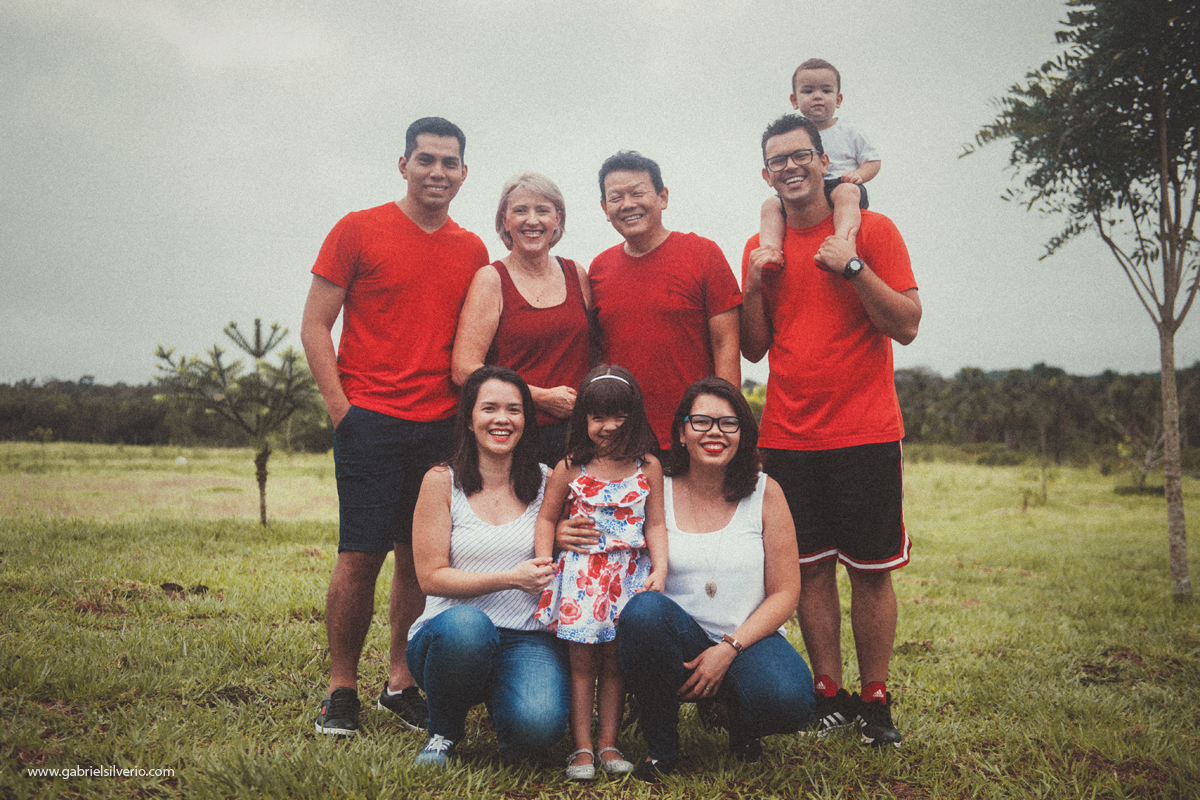 fotos-de-familias-asiaticas-familias-felizes-avós-filhos-e-netos-familia-de-camiseta-vermelha-shiokawa-por-gabriel-silvério-fotografias-vilhena-rondonia-familia-tumblr