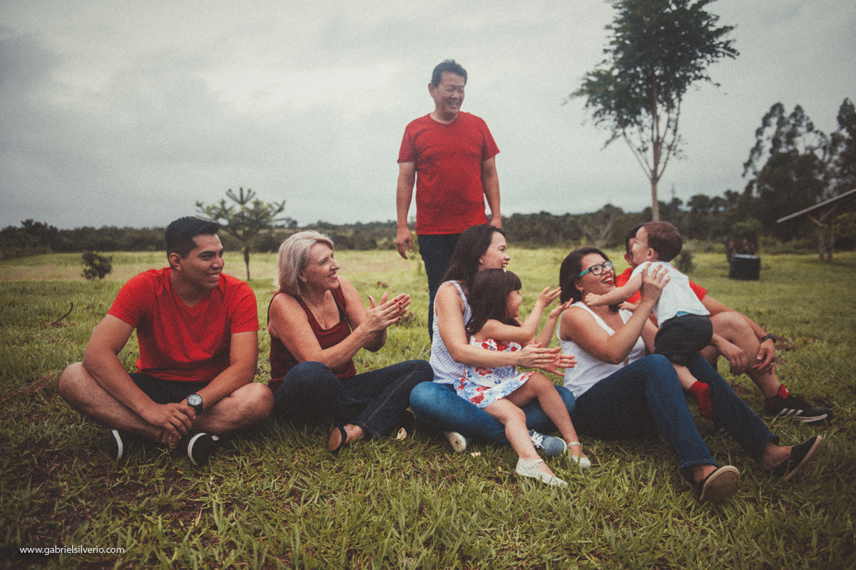 fotos-de-familias-asiaticas-familias-felizes-avós-filhos-e-netos-familia-de-camiseta-vermelha-shiokawa-por-gabriel-silvério-fotografias-vilhena-rondonia-familia-tumblr