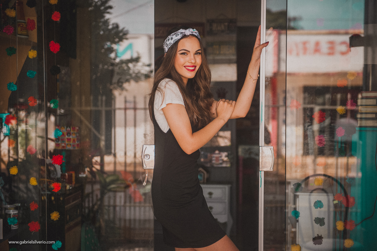 fotos-de-menina-tumblr-girl-fotos-estilo-vintage-em-loja-de-souveniers-vsco-cam-filters-nikon-gabriel-silvério-fotografo-de-rondonia-fine-art-brasil-folk-street-fotos-de-moda-lookbook