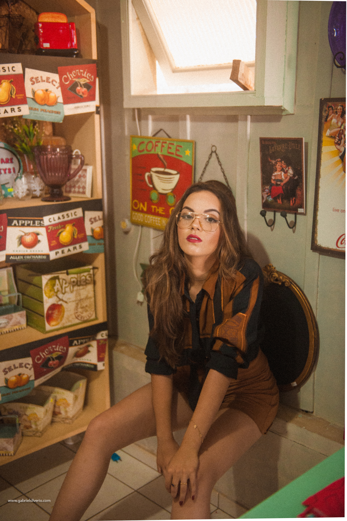 fotos-de-menina-tumblr-girl-fotos-estilo-vintage-em-loja-de-souveniers-vsco-cam-filters-nikon-gabriel-silvério-fotografo-de-rondonia-fine-art-brasil-folk-street-fotos-de-moda-lookbook