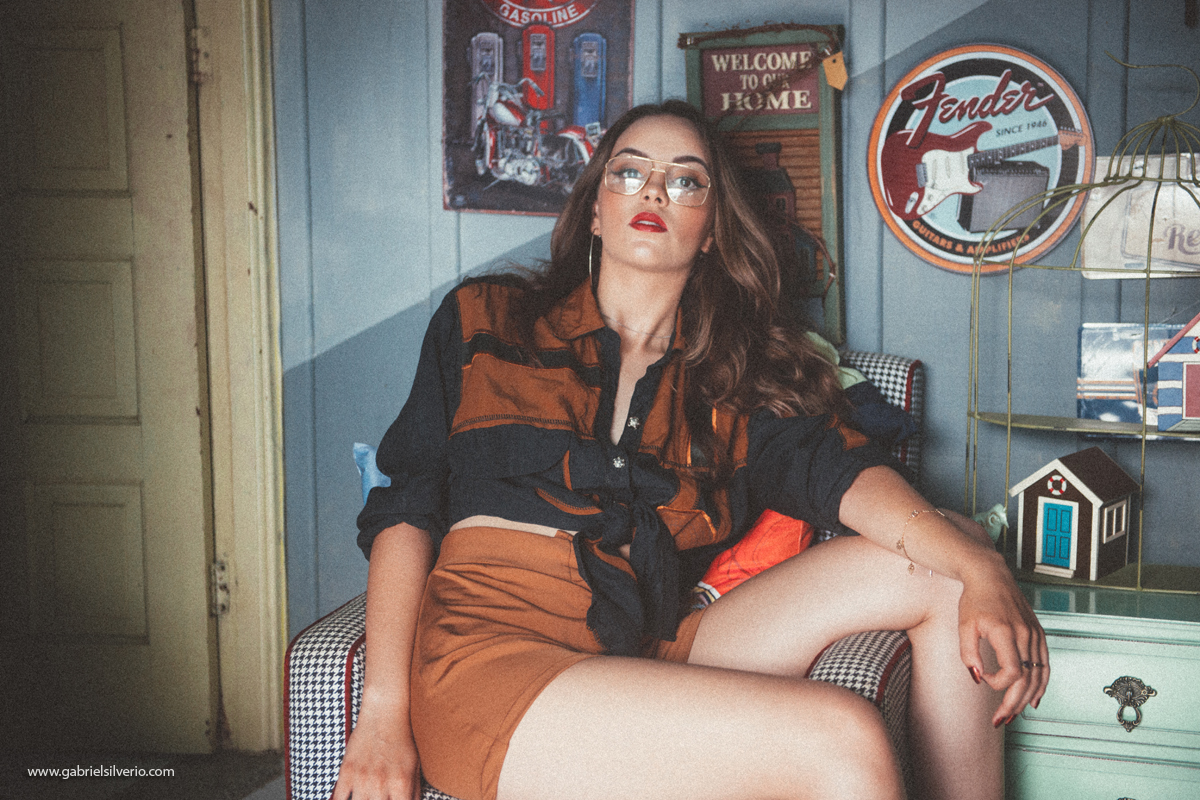 fotos-de-menina-tumblr-girl-fotos-estilo-vintage-em-loja-de-souveniers-vsco-cam-filters-nikon-gabriel-silvério-fotografo-de-rondonia-fine-art-brasil-folk-street-fotos-de-moda-lookbook