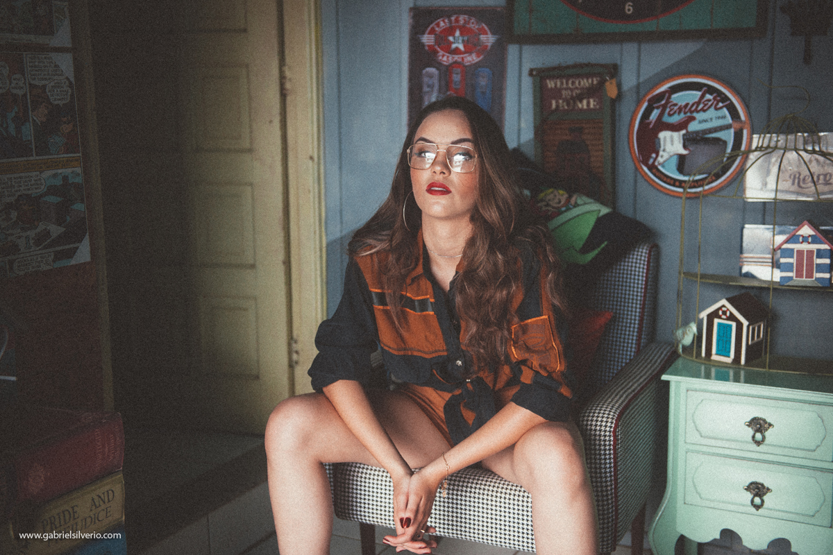 fotos-de-menina-tumblr-girl-fotos-estilo-vintage-em-loja-de-souveniers-vsco-cam-filters-nikon-gabriel-silvério-fotografo-de-rondonia-fine-art-brasil-folk-street-fotos-de-moda-lookbook