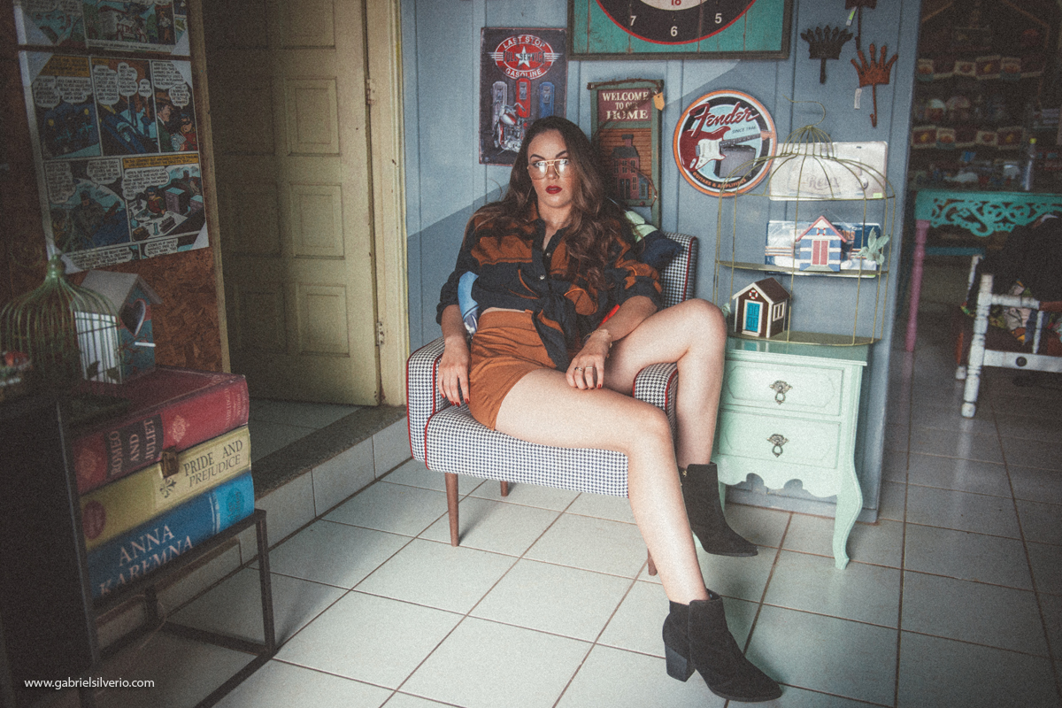 fotos-de-menina-tumblr-girl-fotos-estilo-vintage-em-loja-de-souveniers-vsco-cam-filters-nikon-gabriel-silvério-fotografo-de-rondonia-fine-art-brasil-folk-street-fotos-de-moda-lookbook