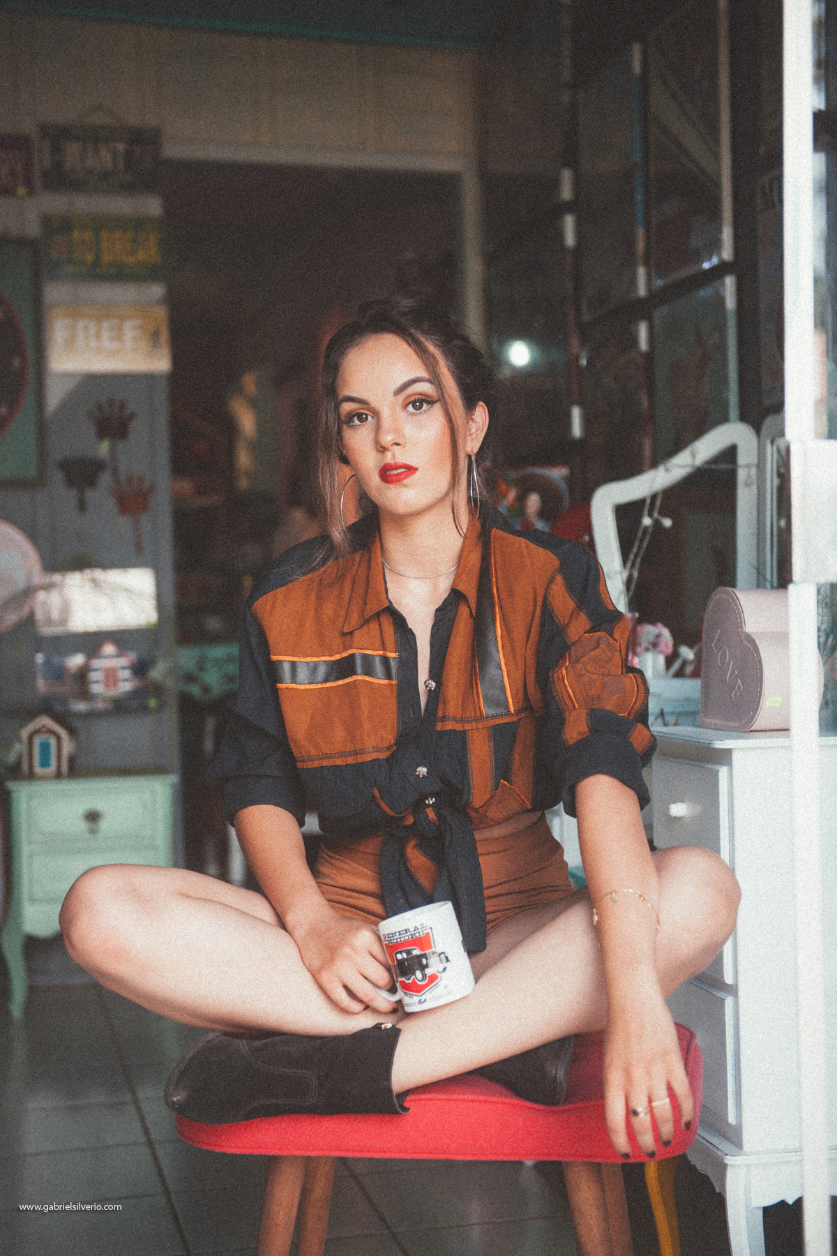 fotos-de-menina-tumblr-girl-fotos-estilo-vintage-em-loja-de-souveniers-vsco-cam-filters-nikon-gabriel-silvério-fotografo-de-rondonia-fine-art-brasil-folk-street-fotos-de-moda-lookbook