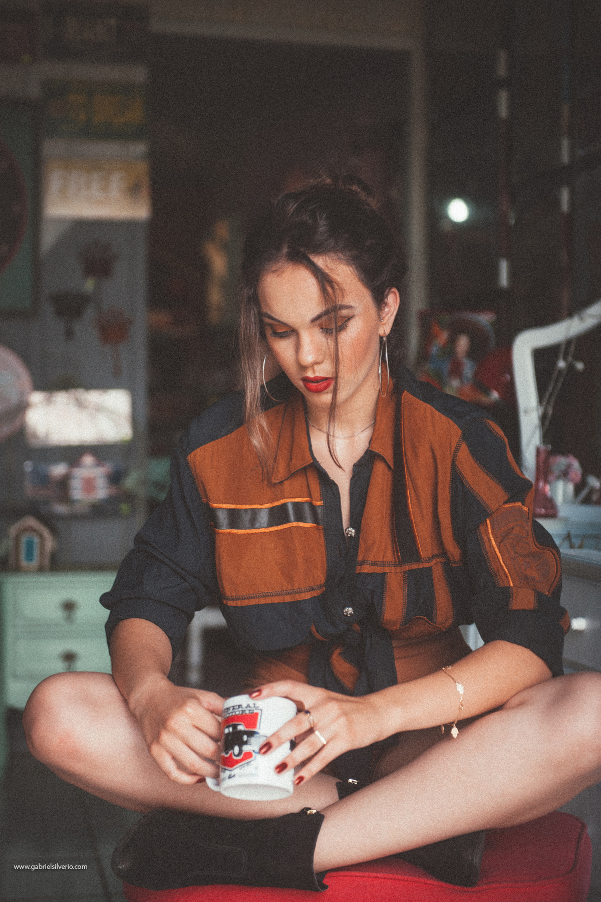 fotos-de-menina-tumblr-girl-fotos-estilo-vintage-em-loja-de-souveniers-vsco-cam-filters-nikon-gabriel-silvério-fotografo-de-rondonia-fine-art-brasil-folk-street-fotos-de-moda-lookbook