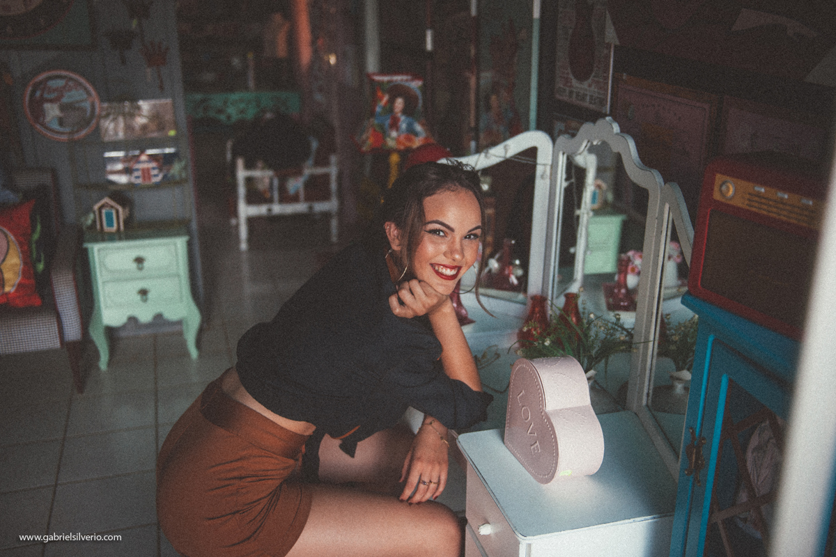 fotos-de-menina-tumblr-girl-fotos-estilo-vintage-em-loja-de-souveniers-vsco-cam-filters-nikon-gabriel-silvério-fotografo-de-rondonia-fine-art-brasil-folk-street-fotos-de-moda-lookbook