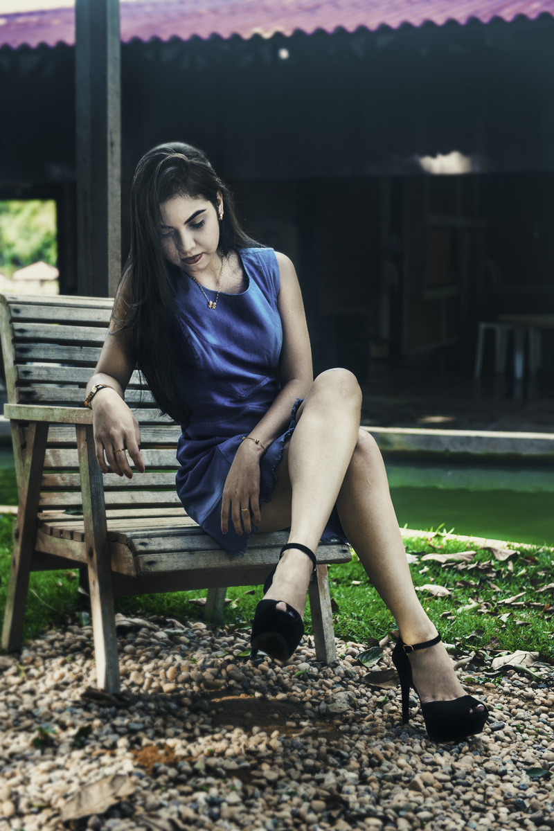 fotos externas ao ar livre no pesque e pague juliana roves por gabriel silvério em vilhena rondonia com vestido azul e cadeira de madeira