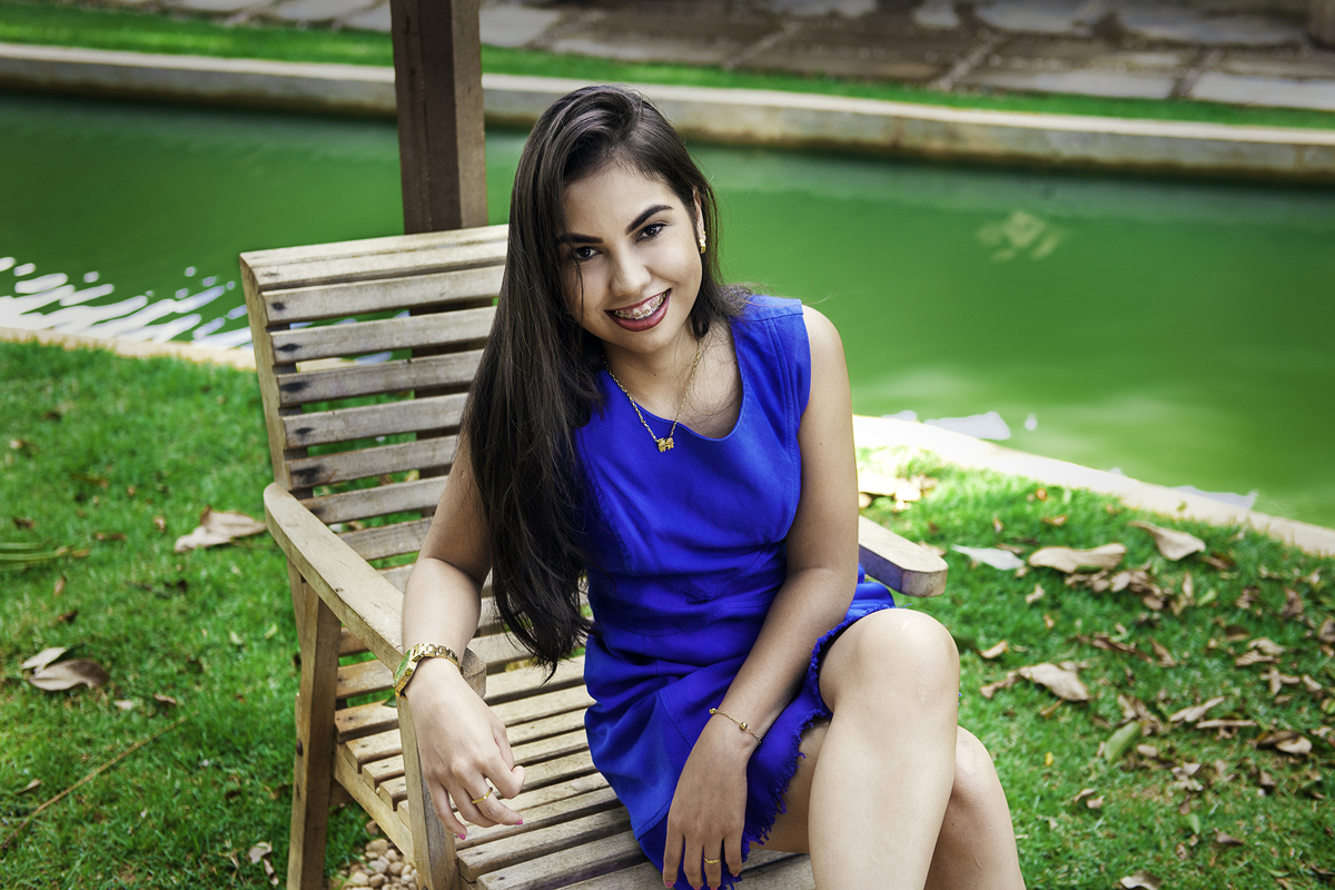 fotos externas ao ar livre no pesque e pague juliana roves por gabriel silvério em vilhena rondonia com vestido azul em cadeira de madeira