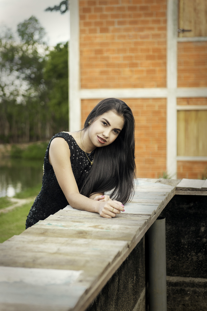 fotos externas ao ar livre no pesque e pague juliana roves por gabriel silvério em vilhena rondonia com vestido preto com lantejoulas