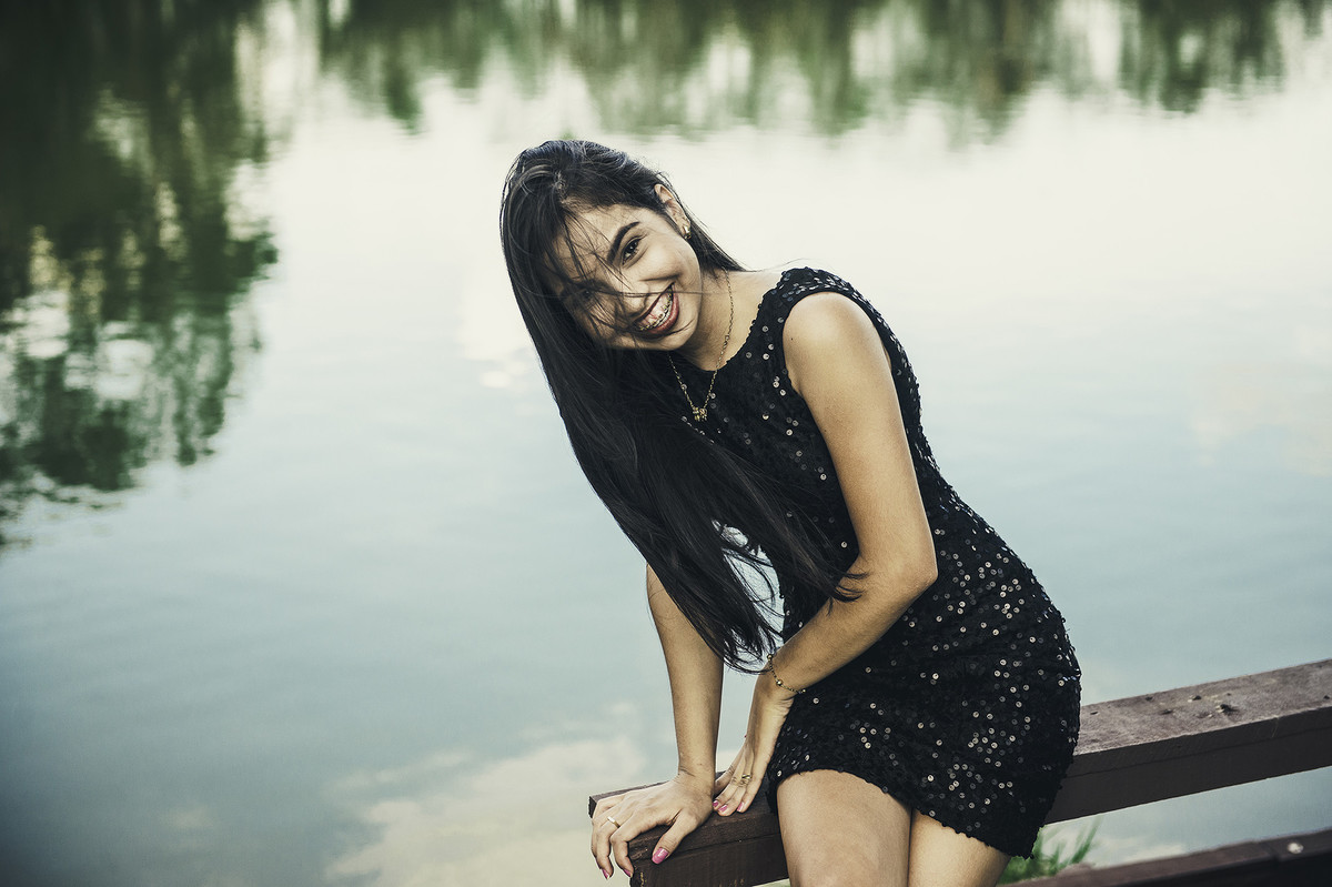 fotos externas ao ar livre no pesque e pague juliana roves por gabriel silvério em vilhena rondonia com vestido preto com lantejoulas sobre a ponte