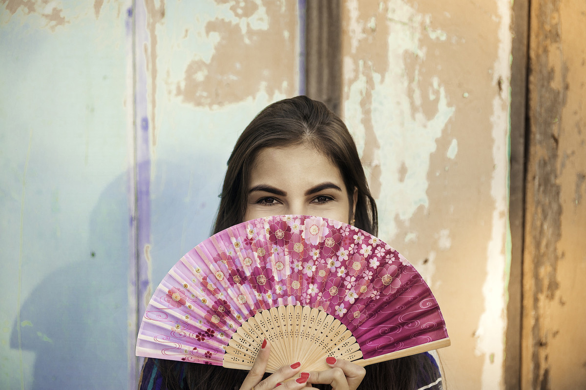 fotos externas ao ar livre no pesque e pague juliana roves por gabriel silvério em vilhena rondonia estilo japona com leque rosa unhas rosa em parede de madeira