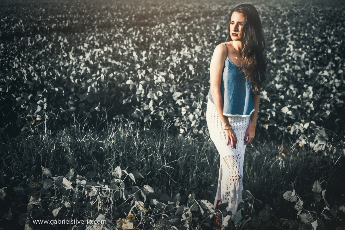 fotos-externas-book-fotografico-paula-lobato-fotografado-por-gabriel-silverio-fotografias-por-do-sol-fotos-verao-vestido-florido-fine-art-brasil