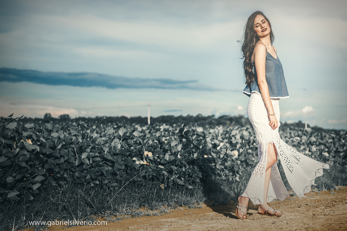 fotos-externas-book-fotografico-paula-lobato-fotografado-por-gabriel-silverio-fotografias-por-do-sol-fotos-verao-vestido-florido-fine-art-brasil