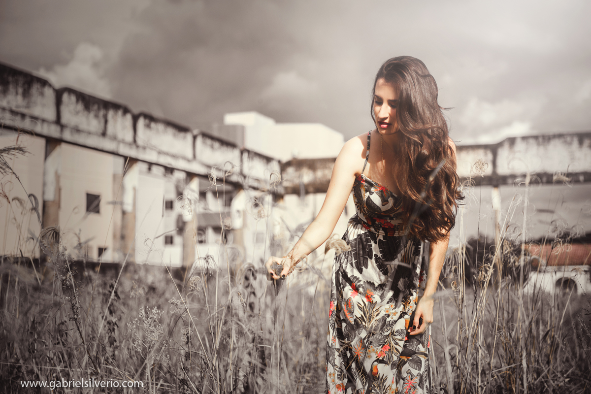 fotos-externas-book-fotografico-paula-lobato-fotografado-por-gabriel-silverio-fotografias-por-do-sol-fotos-verao-vestido-florido-fine-art-brasil