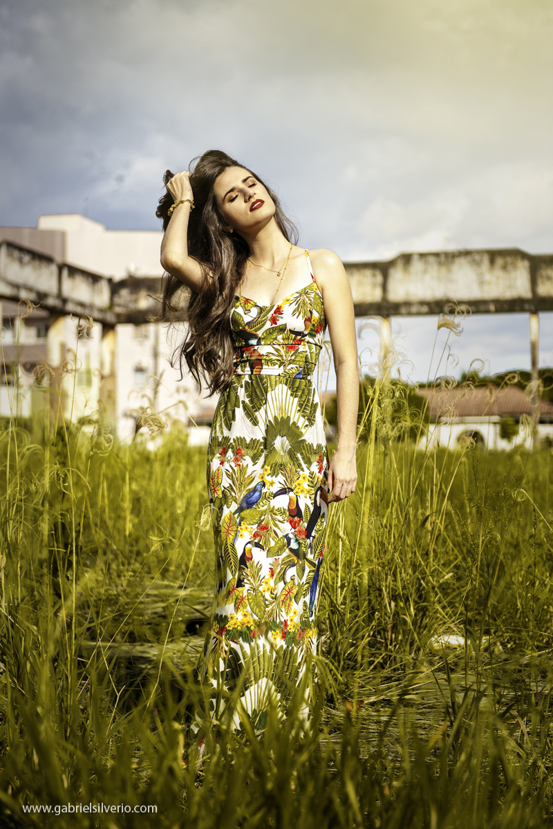 fotos-externas-book-fotografico-paula-lobato-fotografado-por-gabriel-silverio-fotografias-por-do-sol-fotos-verao-vestido-florido-fine-art-brasil