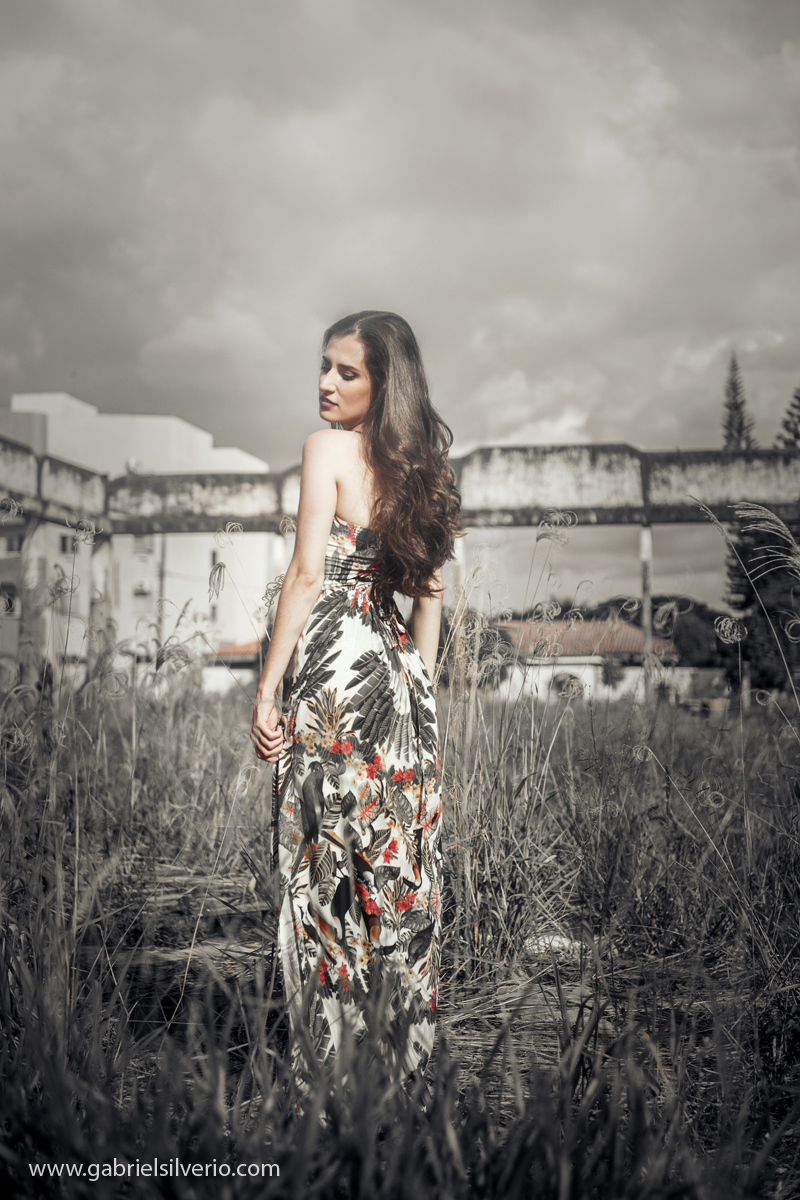 fotos-externas-book-fotografico-paula-lobato-fotografado-por-gabriel-silverio-fotografias-por-do-sol-fotos-verao-vestido-florido-fine-art-brasil