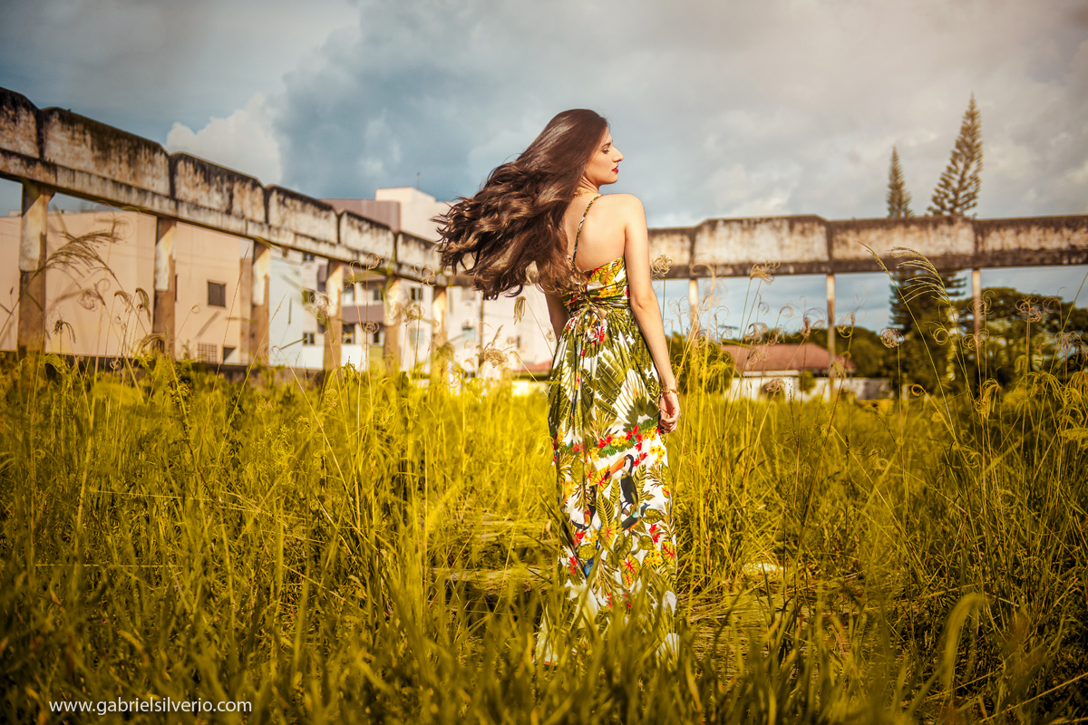 fotos-externas-book-fotografico-paula-lobato-fotografado-por-gabriel-silverio-fotografias-por-do-sol-fotos-verao-vestido-florido-fine-art-brasil