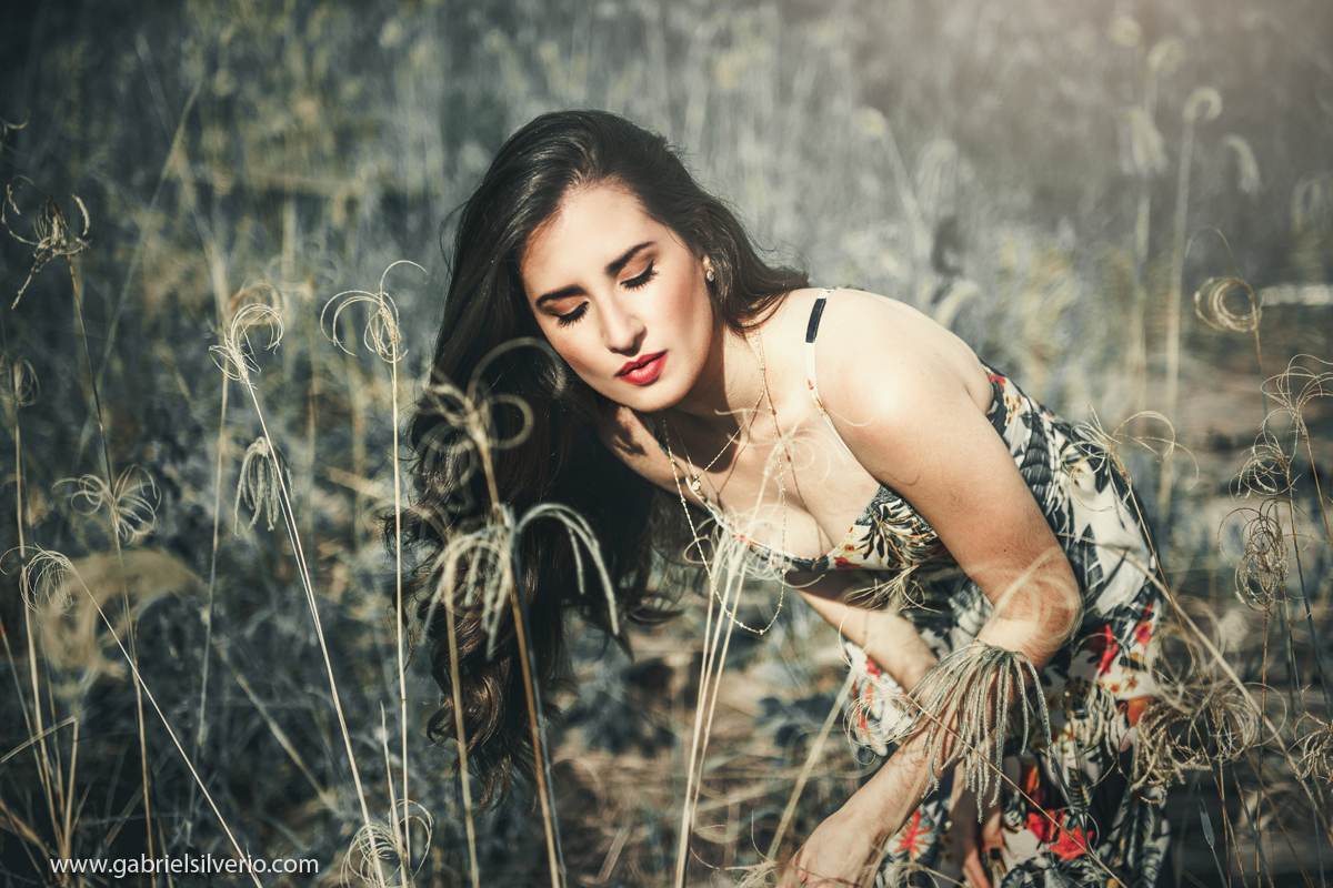 fotos-externas-book-fotografico-paula-lobato-fotografado-por-gabriel-silverio-fotografias-por-do-sol-fotos-verao-vestido-florido-fine-art-brasil