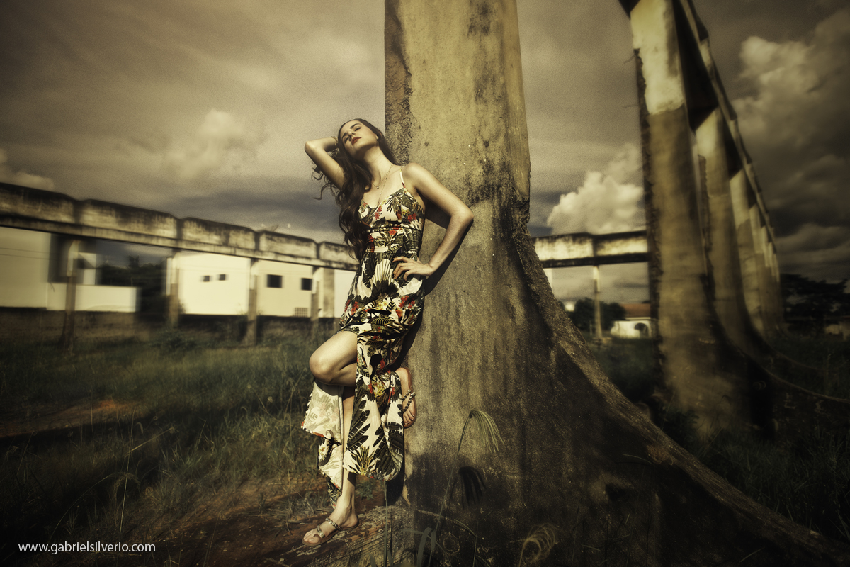 fotos-externas-book-fotografico-paula-lobato-fotografado-por-gabriel-silverio-fotografias-por-do-sol-fotos-verao-vestido-florido-fine-art-brasil