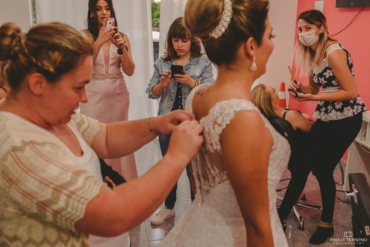 fechando o vestido da noiva