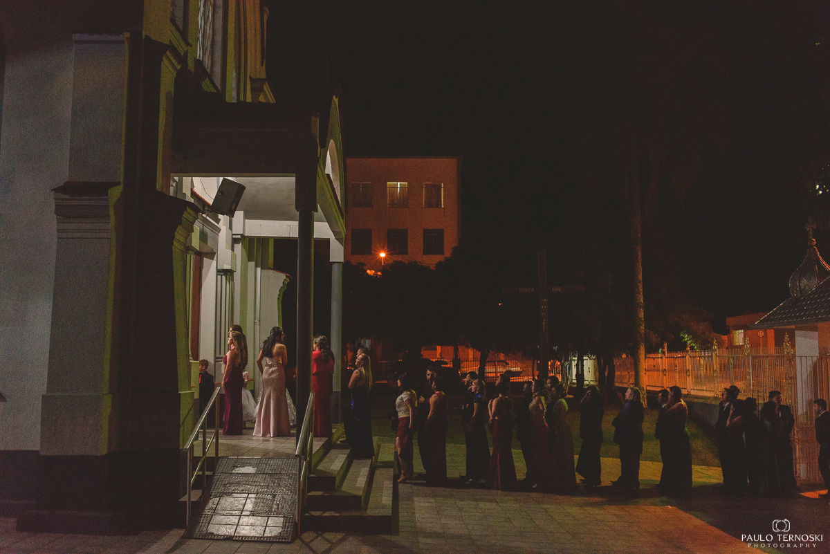 padrinhos aguardando para entrar na igreja