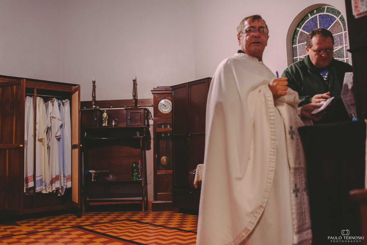 padre chegando para a cerimônia