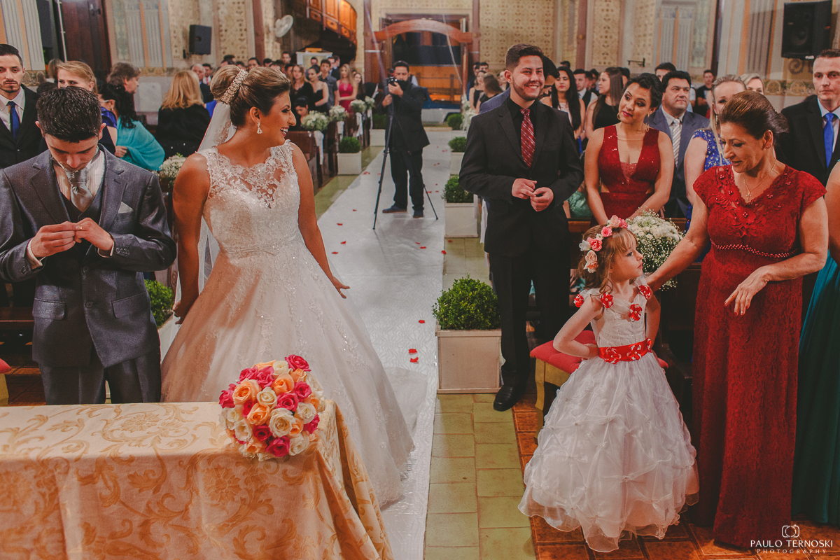 noivos felizes na igreja
