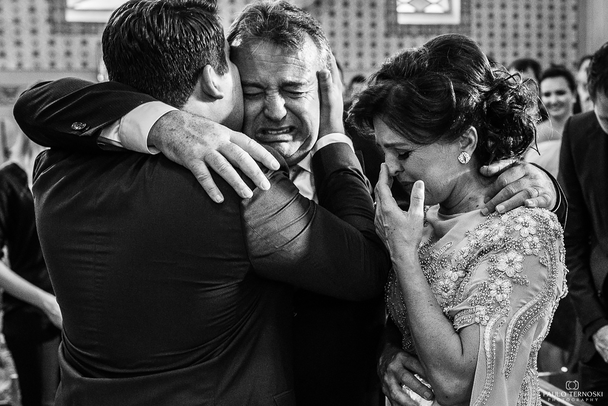 pais se emocionando no casamento