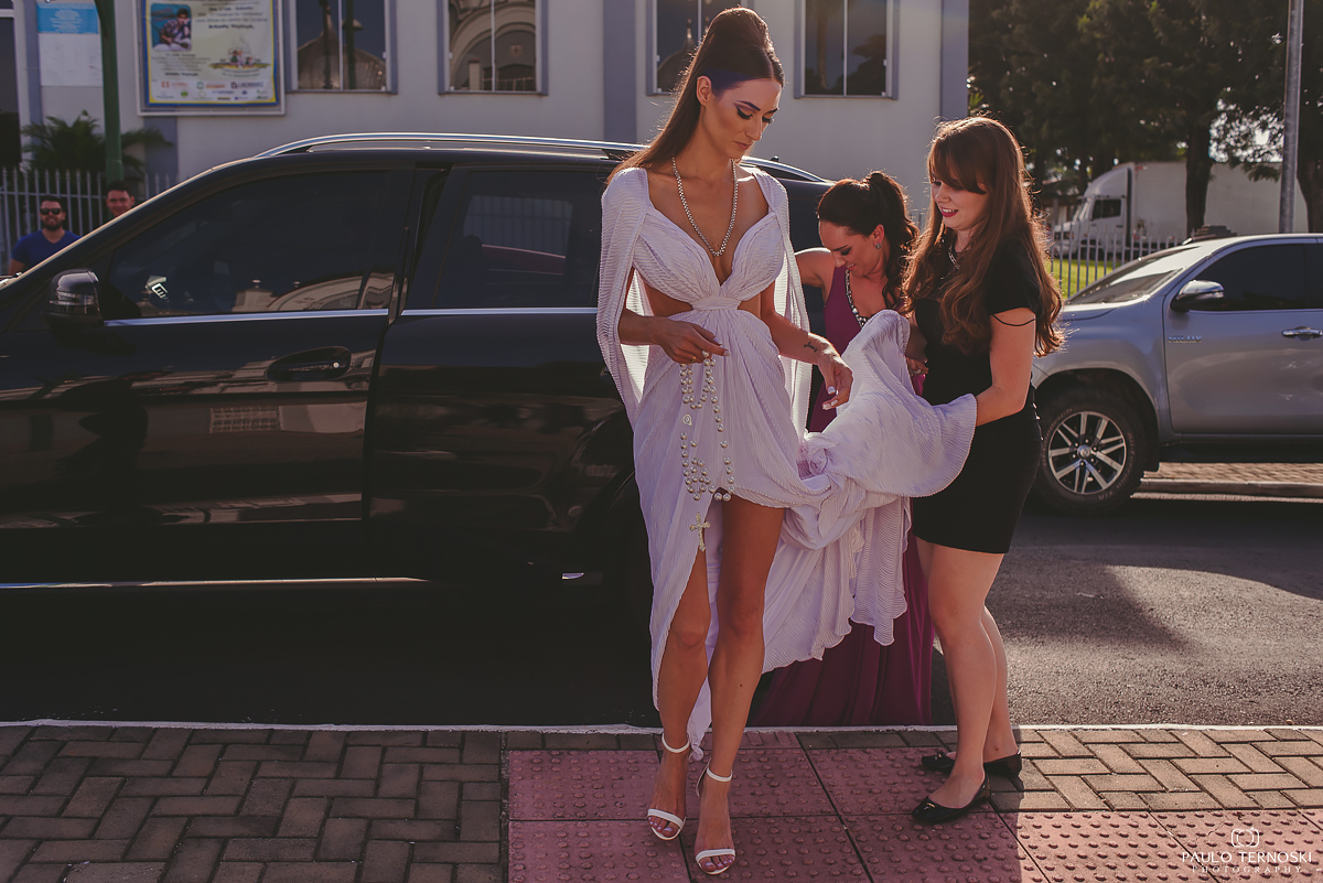 noiva chegando na igreja