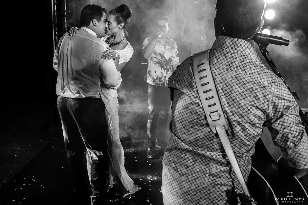 noivos dancando com joao neto e frederico no casamento