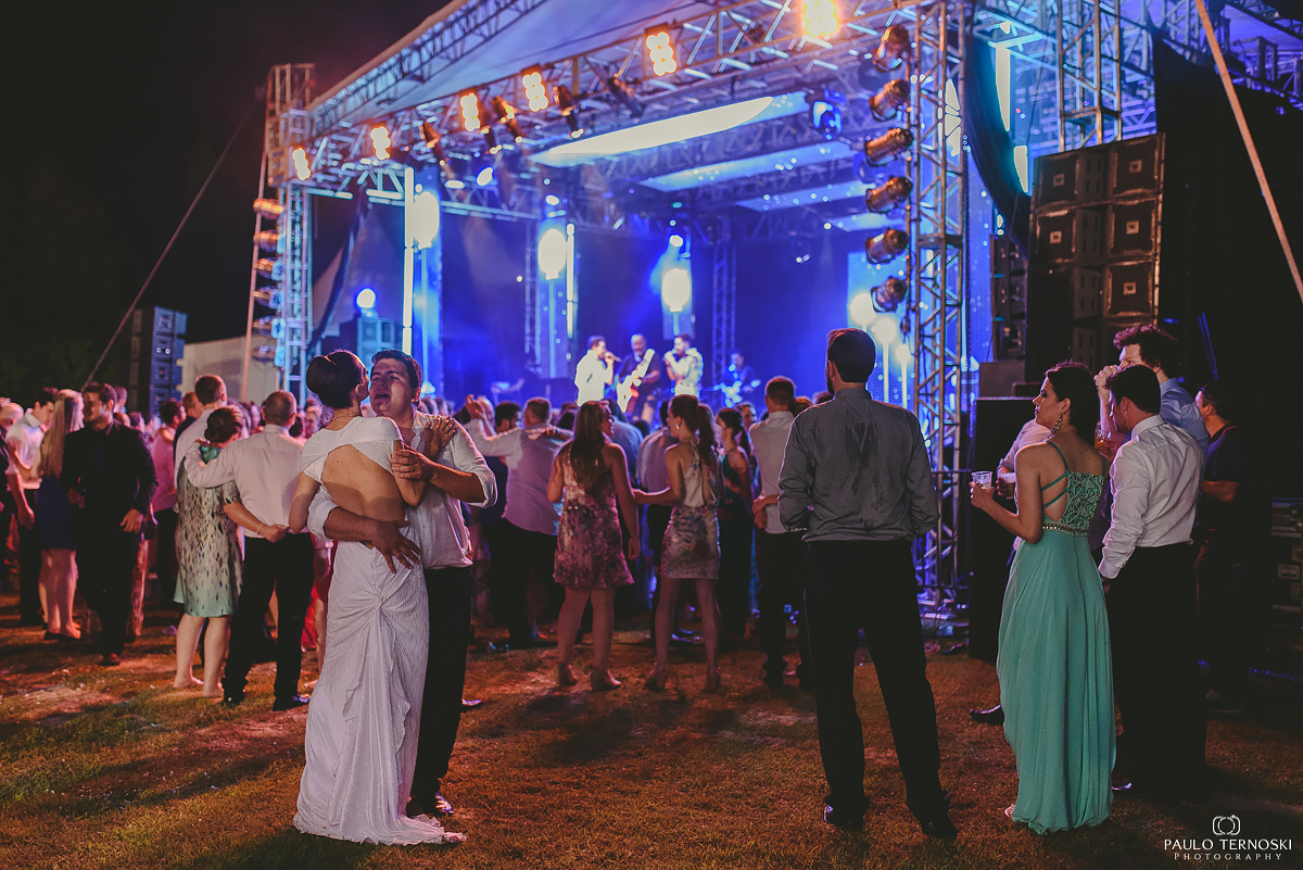 noivos dancando com joao neto e frederico nocasamento