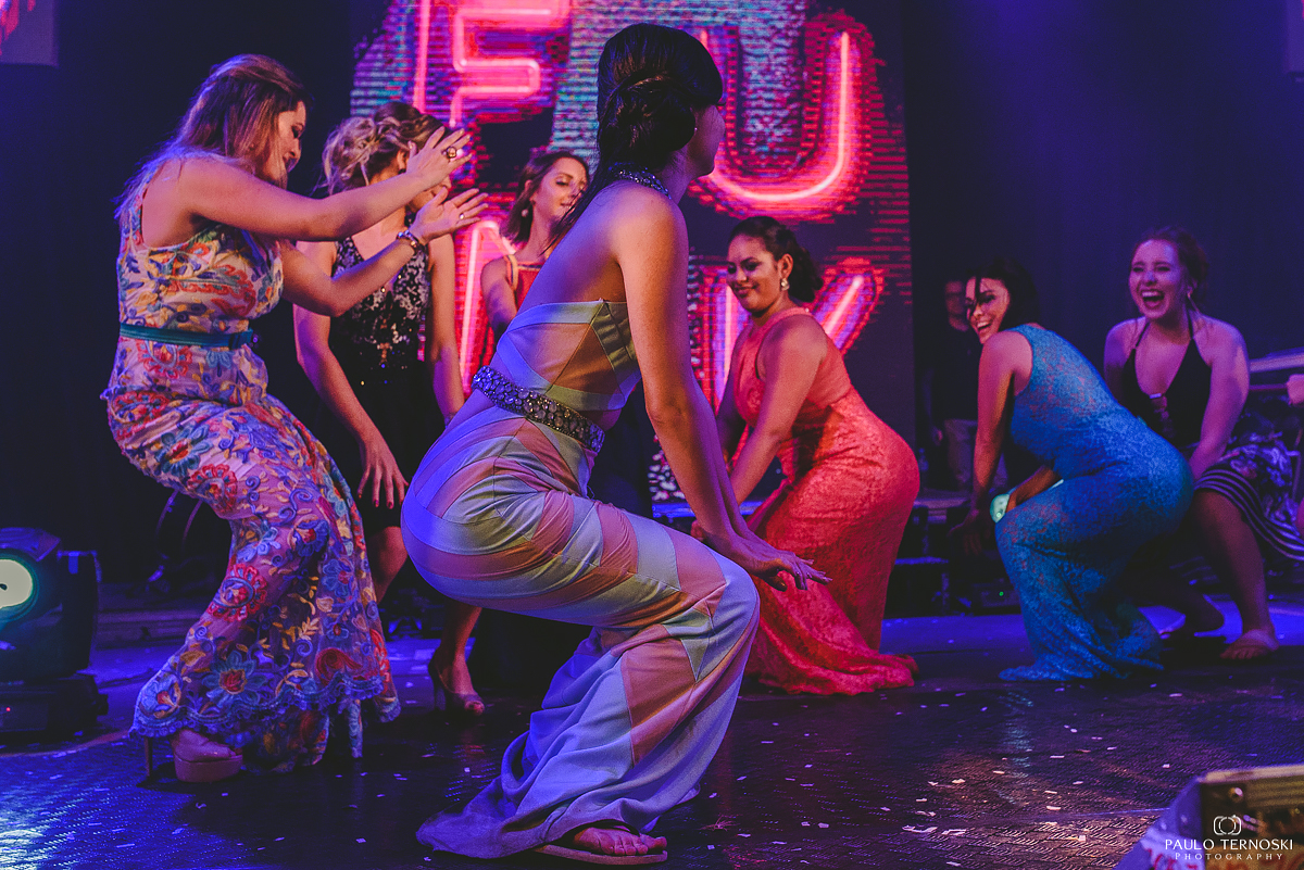 convidados dancando no palco